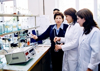 Akademik Rəfiqə xanım Əliyeva laboratoriyada tədqiqat zamanı (2014) 